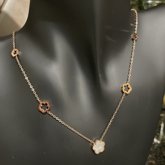 Stainless Steel Necklace and Earring Set Clover Shell Rose Gold Plated - Picture 4 of 7